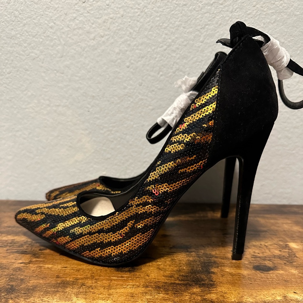 ‼️BRAND NEW‼️Gold/Black sequins detailed pump